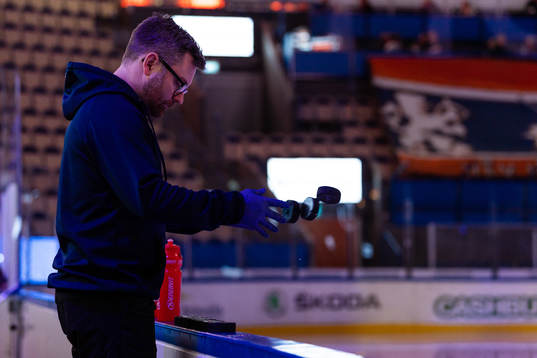 Växjös materialare Tobias Johsted kastar in puckar på