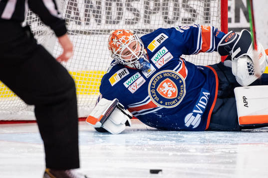 Växjös målvakt Erik Källgren har ont