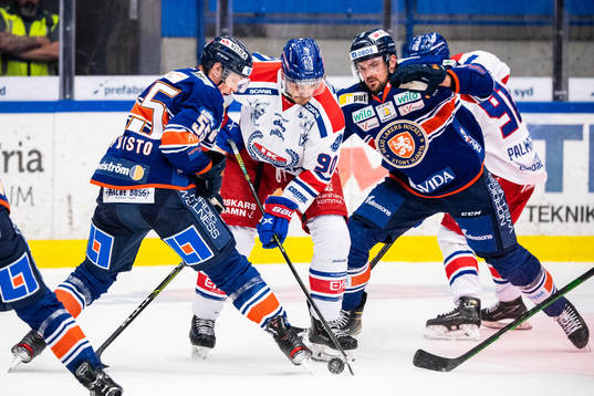 Oskarshamns Lance Bouma och Växjös Miika Koivisto