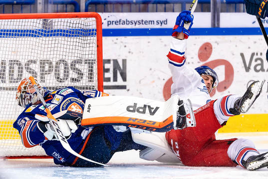 Oskarshamns Lance Bouma krockar med Växjös målvakt Erik