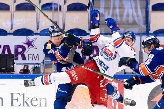 Växjös Christian Folin tacklar Oskarshamns Kim Strömberg