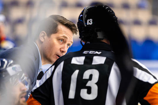 Växjös tränare Sam Hallam pratar med Domare Morgan