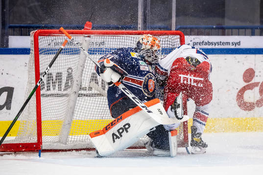 Växjös målvakt Erik Källgren blir pååkt av