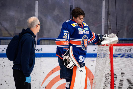 Växjös målvakt Erik Källgren får vård