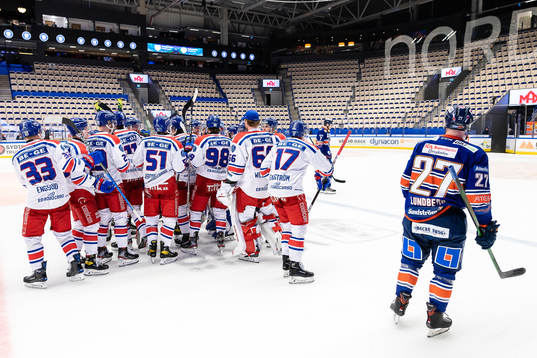 Oskarshamns spelare jublar Växjös Martin Lundberg deppar