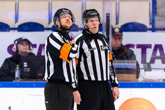 Domare Patric Bjälkander och Domare Morgan Johansson
