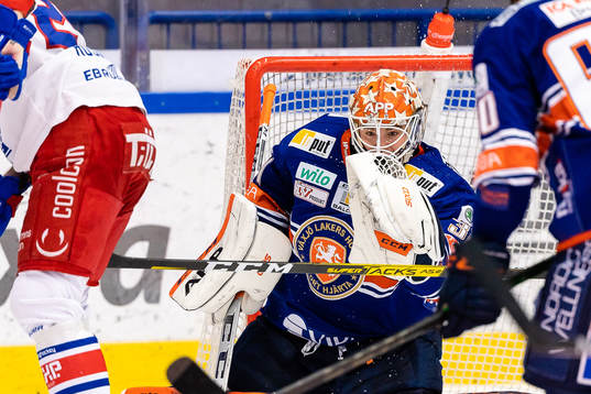 Växjös målvakt Erik Källgren stoppar en puck med plocken