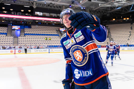 Växjös Fredrik Karlström jublar