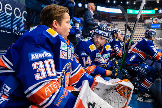 Växjös målvakt Viktor Fasth pratar med Emil Pettersson