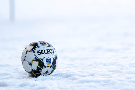 En fotboll i snö