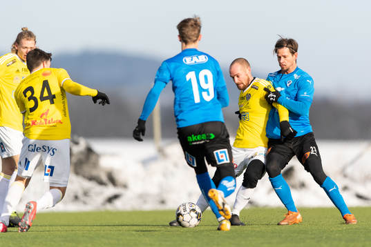Falkenbergs Christoffer Carlsson och Halmstads Dusan Djuric