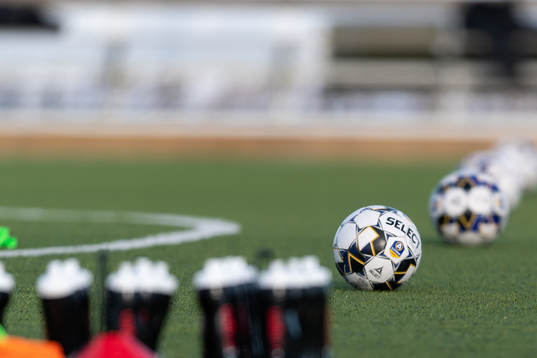 Fotbollar före träningsmatchen i fotboll mellan