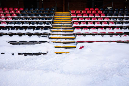 Snötäckta stolar på läktaren