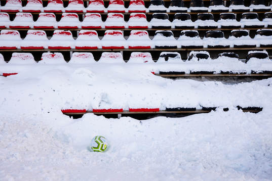Snötäckta stolar på läktaren