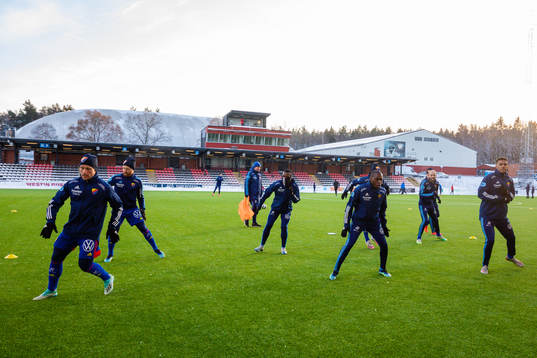 Djurgårdens spelare värmer upp