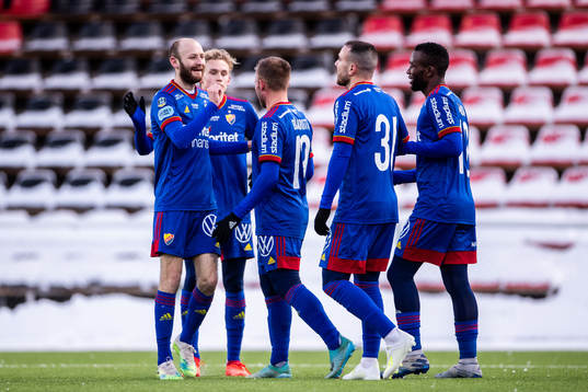 Djurgårdens Nicklas Bärkroth jublar med lagkamrater
