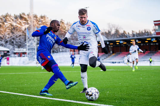 Djurgårdens Edward Chilufya och Akropolis Nicklas Lindqvist