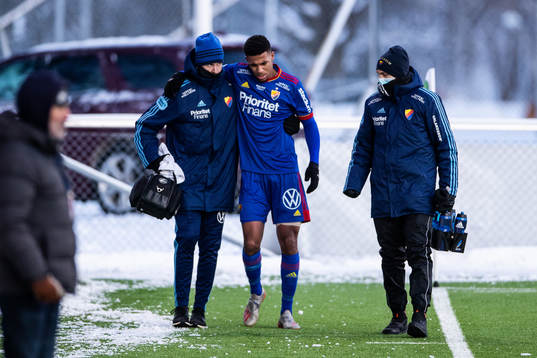 Djurgårdens Isak Hien lämnar planen