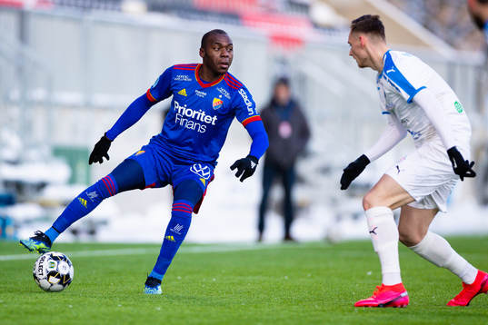 Djurgårdens Edward Chilufya och Akropolis Mattias Bouvin