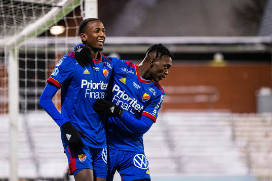 Djurgårdens Mattias Mitku (v) jublar med Kofi Fosuhene