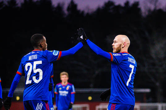 Djurgårdens Mattias Mitku jublar med Magnus Eriksson