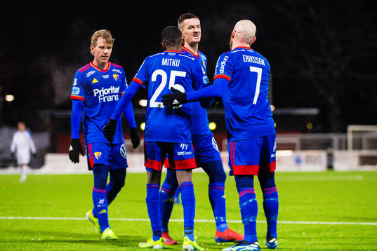 Djurgårdens Mattias Mitku jublar med Haris Radetinac och
