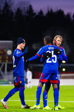 Djurgårdens Mattias Mitku jublar med Hampus Finndell och