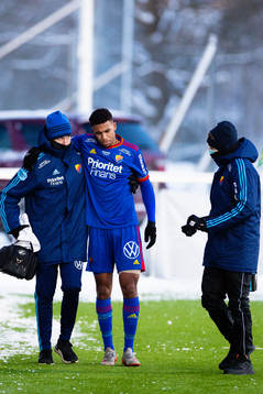 Djurgårdens Isak Hien lämnar planen med en skada
