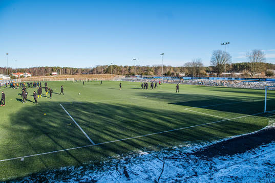 Under värmningen på konstgräsplanen