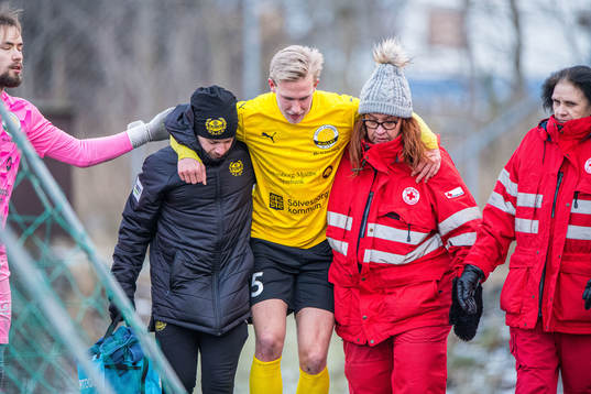 Mjällbys Herman Johansson  lämnar planen skadad