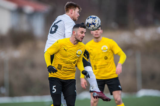 Mjällbys Kadir Hodzic  och Landskronas Dennis Olofsson