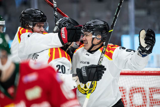 Brynäs Shane Harper jublar med lagkamrater