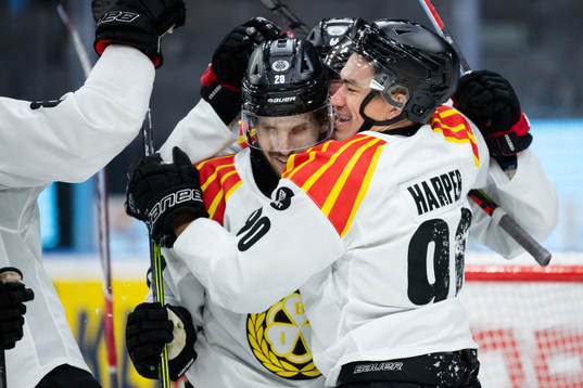 Brynäs Shane Harper jublar med lagkamrater