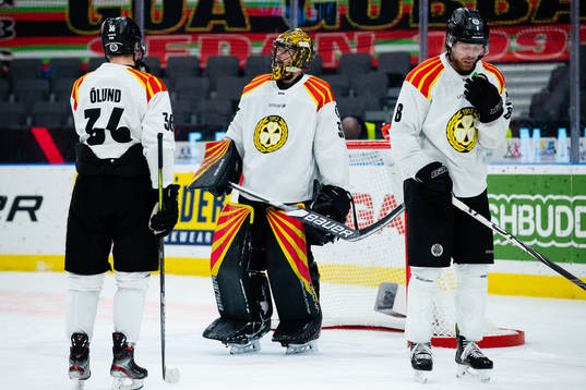 Brynäs målvakt Samuel Ersson, Linus Ölund och John