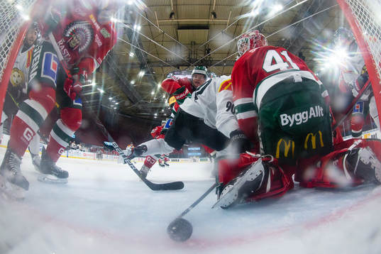 Brynäs Shane Harper gör 3-3 bakom Frölundas målvakt