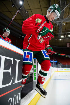 Frölundas Johan Sundström intar isen för värmning innan