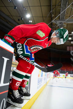 Frölundas Mattias Norlinder intar isen för värmning
