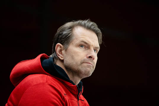 Frölundas naprapat Martin Söderblom innan ishockeymatchen
