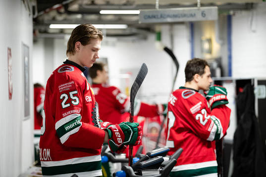 Frölundas Elmer Söderblom innan ishockeymatchen i SHL
