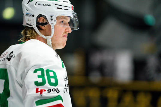 Rögles Erik Andersson före ishockeymatchen i SHL mellan