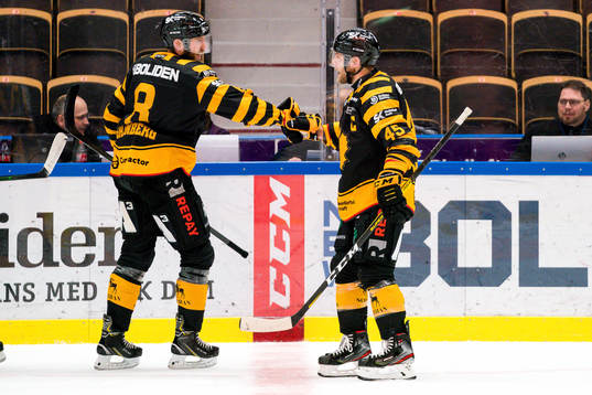 Skellefteås Oscar Möller och Petter Granberg jublar