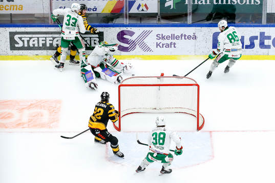 Rögles målvakt Christoffer Rifalk passar pucken till Eric