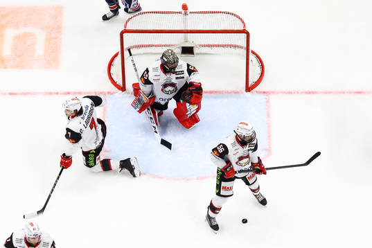 Malmö Redhawks spelare med målvakt Oscar Alsenfelt deppar