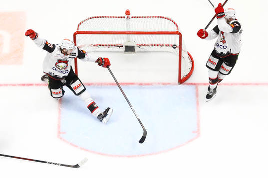 Malmö Redhawks Helge Grans ser pucken i eget mål vid 5-3