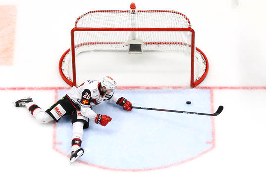 Malmö Redhawks Helge Grans ser pucken i eget mål vid 5-3
