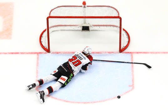 Malmö Redhawks Helge Grans ser pucken i eget mål vid 5-3