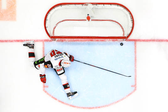 Malmö Redhawks Helge Grans ser pucken i eget mål vid 5-3