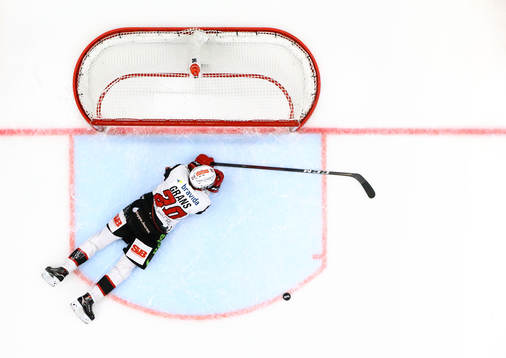 Malmö Redhawks Helge Grans ser pucken i eget mål vid 5-3