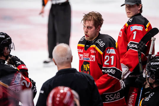 Luleås Juhani Tyrväinen lämnar planen skadad