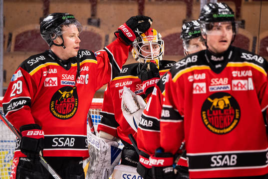 Luleås Erik Gustafsson och målvakt Joel Lassinantti jublar
